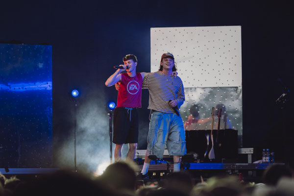 Zwei Sänger auf dem Daheim Festival in Weingarten