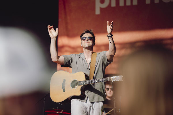 Sänger mit Gitarre auf dem Daheim Festival in Weingarten