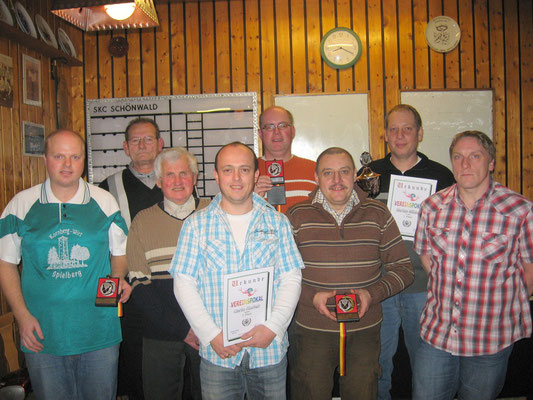 Pokalsieger 2010: v.l. Peter Priewich, Sportwart Gerhard Riedl, Gustav Hornischer, Carlo Korlek, Thomas Braun, Heinz Pusch, Markus Mühleis und Jörg Korlek