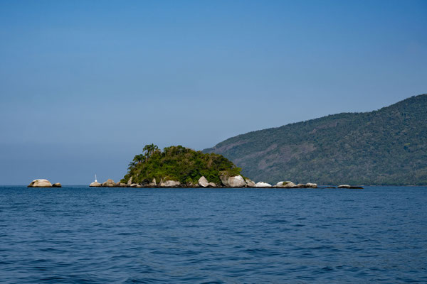 mit Dschungel bewachsene einsame Insel