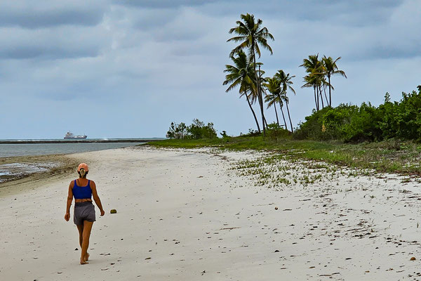 Strandspaziergang auf einer einsamen Insel