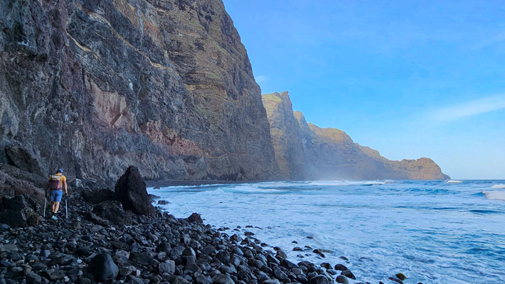 Steile Küste am Start in Cruzinha, Santo Antao