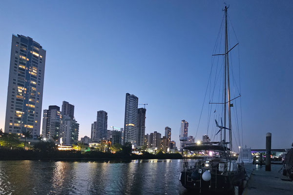 In der sogenanten nautischen Dämmerung finden wir einen Platz am Steg in Itajai