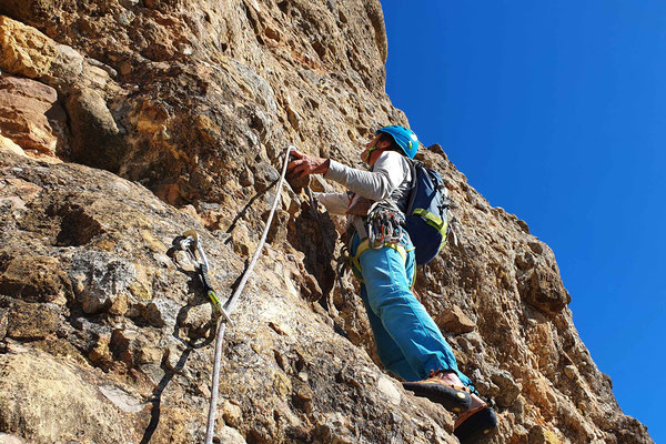 Klettern in der 12. Seillänge in der Route Sendero limite am Pena Rueba