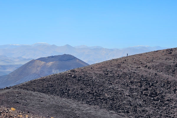 entlang des Kratersrands des Vulkans Antofagasta
