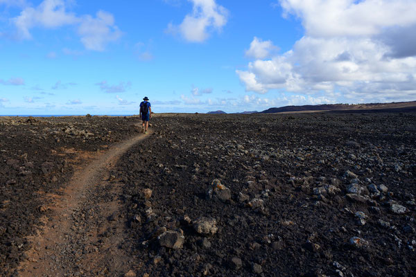 eine weite Lavaebene muss auf dem GR131 in Lanzarote durchquert werden
