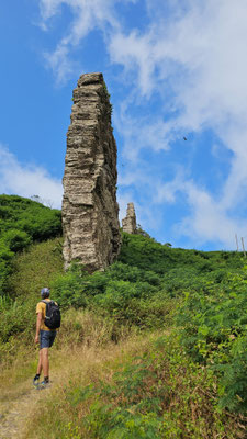 Senkrechte Naturwände beim Abstieg nach Ribeira Brava
