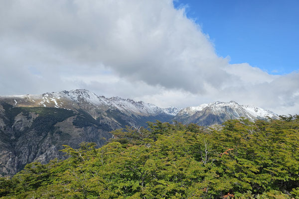 in den Bergen und auf dem Gipfel hat es Neuschnee