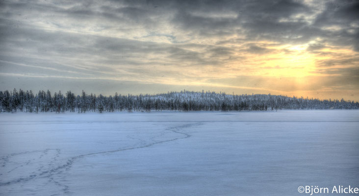 Sonnenuntergang bei Schneefall, Finnland