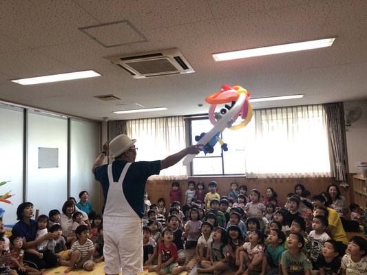 風船を使ったパフォーマンスで
