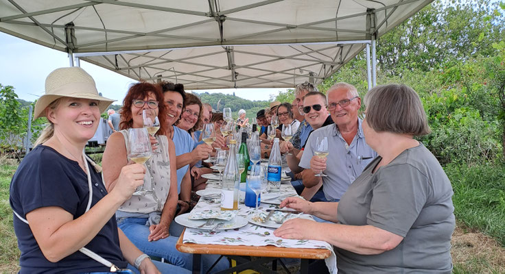 Gäste im Weinberg - Teil 1: Unser Weinlese-Erlebnis-Tag im Weißburgunder war wieder ein wunderbarer Tag mit tollen Gesprächen, leckeren Trauben und echten Anpackern.