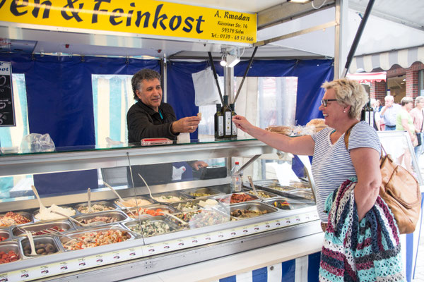 A. Rmadan bringt Oliven und Feinkost mit nach Lüdinghausen. Und immer kann man allerlei probieren.