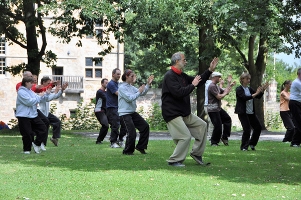 Taiji (Tai Chi): Übende im Parc de Tavernie