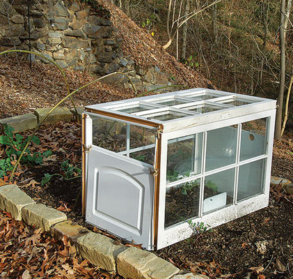 5. リサ・ワグナー（ゾーン7b）は、簡単保存のDIY冷床を、ハビタット・フォー・ヒューマニティ・リストアで購入した余り物の窓で製作。