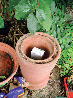 Zeer が中身を涼しく保つのは、二重の陶器の鉢の間の湿らせた砂(上の写真)または布から水が気化するため。