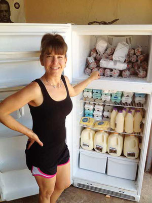 Wichita Falls Area Food Share のマネージャの Vicki Schweiss は食品シェアの顧客に Sunflower Farms の牛肉を販売。Photo by Robert D. Copeland