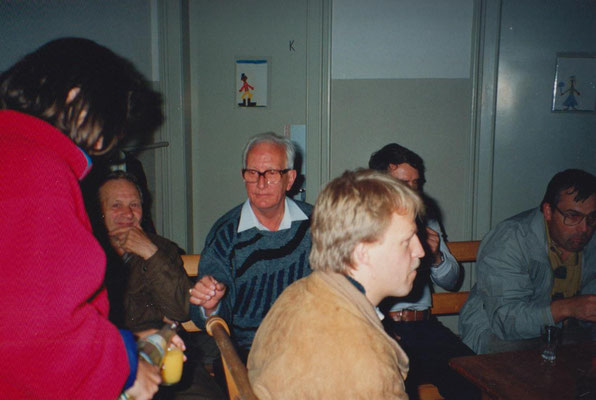 Gäste im Schulhaus. V.li. Adolf Zopfi, Gottfried Meier, Rolf Hürlimann (im Vordergrund), Hans Marti 