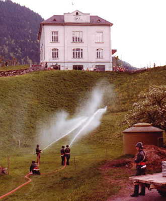 Löschdienst beim Wasserreservoir Krumm
