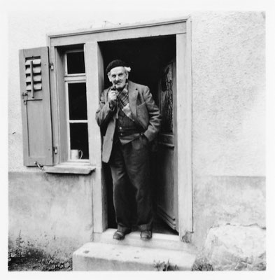 Vor seinem Atelier in Sool Nisibühl