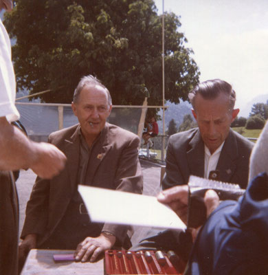 An der Eintrittskasse: links: Arnold Dürst, Schuhmacher, rechts: Andres Zimmermann