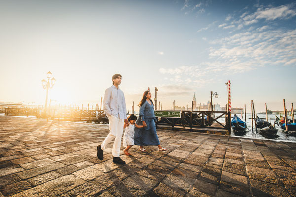 Couple during a photoshoot in venice