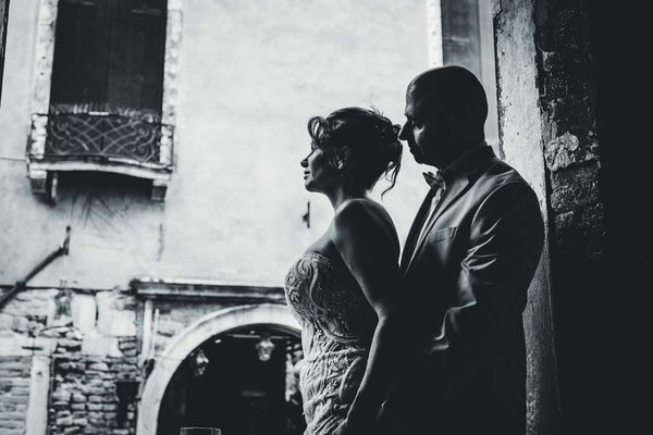 Bride and groom walking through the Tuscan countryside during a romantic wedding photoshoot