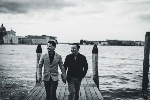 gay-couple-during-a-venice-vacation-photoshoot