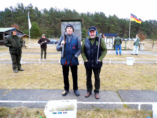 Dirk Bartschies links und Dr. Thorsten Wendt rechts stehen bereit zum Stechen.