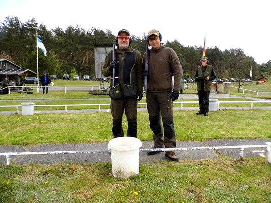 Bereit zum Stechen für die Ermittlung des 1. und 2. Platzes in der Gruppe des Jagdanschlages links Roland Ueckermann und rechts Pascal Kitzrow.