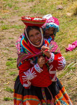 Frau mit Kind in traditioneller Tracht in den Anden, Peru