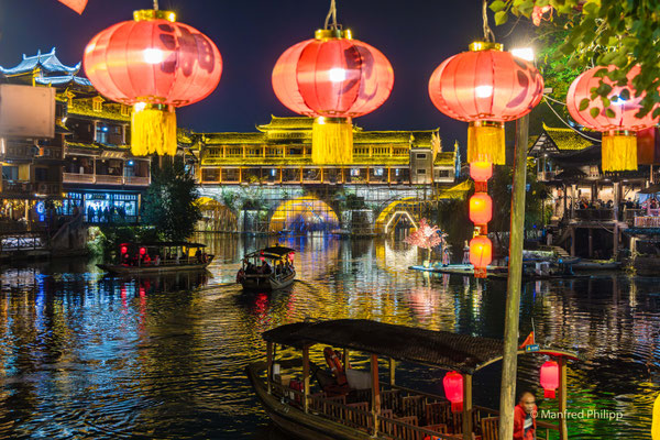 Fenghuang bei Nacht