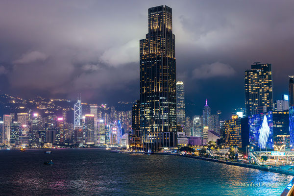 Am Victoria Harbour an einem regnerischen Abend, Hongkong