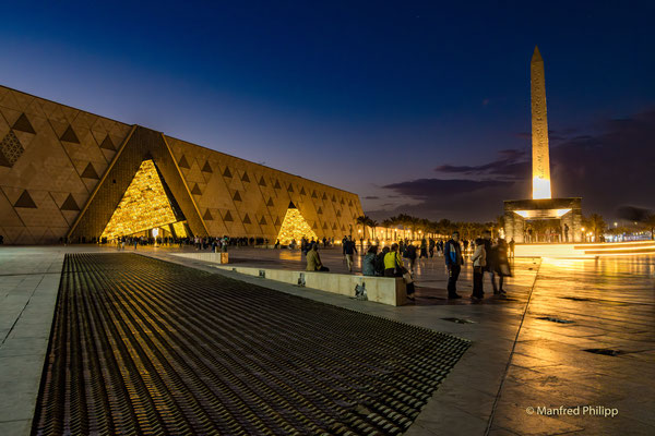 Eingang zum Grand Egyptian Museum (GEM) in Kairo