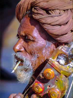 Strassenmusikant in Jaisalmer, Indien
