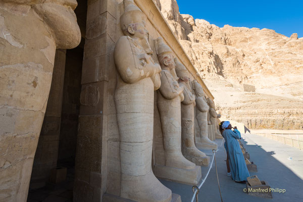 Pharaostatuen beim Tempel der Hatschepsut in Luxor