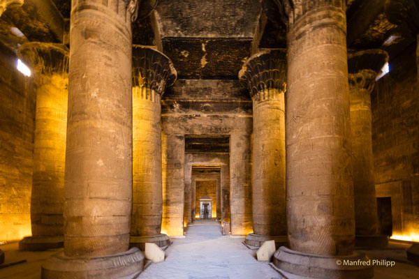 Im Innern des gut erhaltenen Tempels von Edfu
