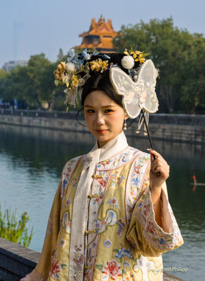 Chinesische Schönheit beim Wassergraben bei der verbotenen Stadt, Beijing