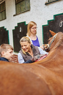 Reittherapie    - Copyright Deutsche Bahn Stiftung/Stefan Wildhirt