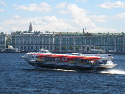 Tragflächenboot auf der Newa