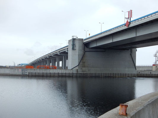 Brücke vom Staudamm