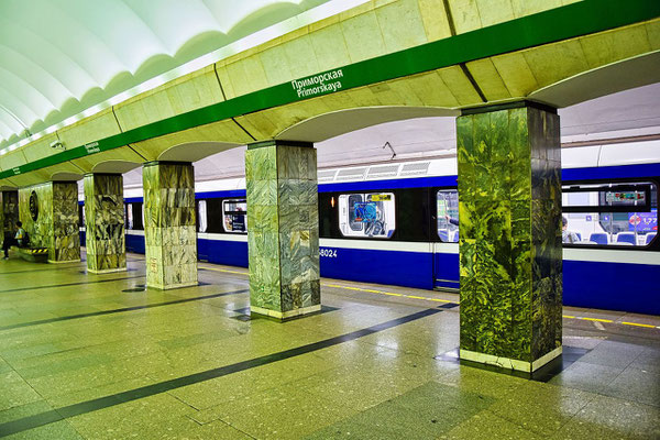 Zug in der Metrostation Primorskaya