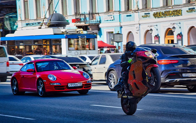 auf dem Newski Prospekt Porsche mit Motorrad