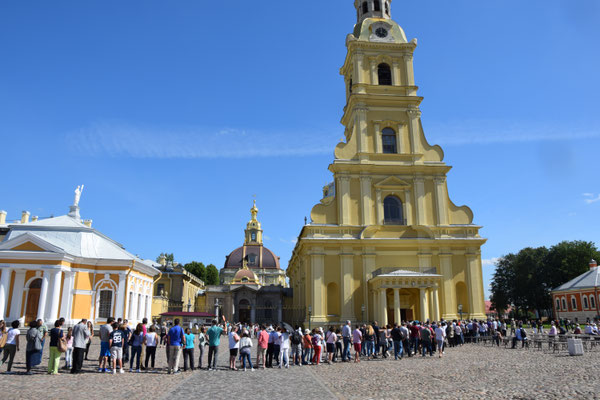 die Kathedrale mit Warteschlange