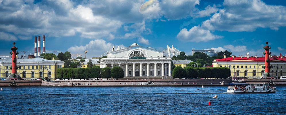 die alte Börse und die beiden Leuchttürme in Sankt Petersburg