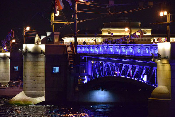 beleuchtete Brücke