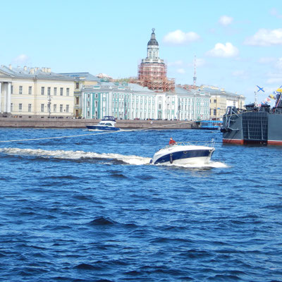 Schnellboot auf der Newa