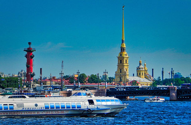 Tragflächenboot vor der Peter Paul Festung auf der Newa