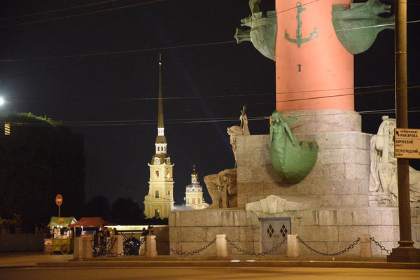 Peter Paul Festung und Leuchtturm in der Nacht