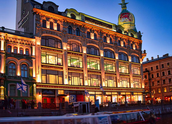Bootsfahrt in der Nacht hier sehen wir ein Kaufhaus in Sankt Petersburg