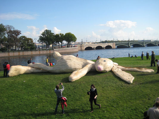 Die Petersburger Künstler lieben ihre Haseninsel. Im Herbst wurde unser Hase liegend in der Sonne dargestellt.